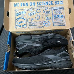Size 9W Black brooks ghost 15